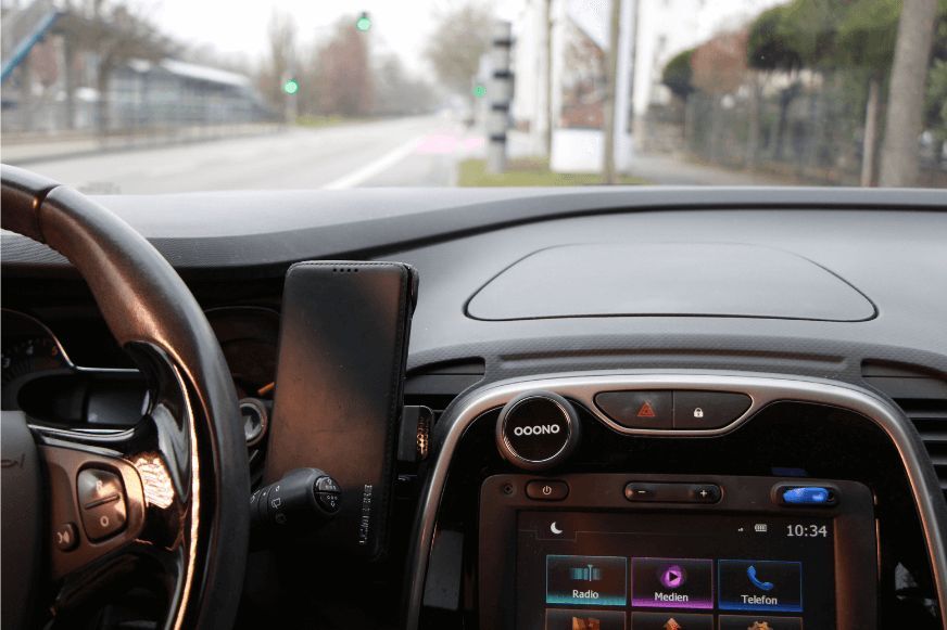 OOONO Co-Driver No1 am Armaturenbrett eines Autos befestigt, LED leuchtet auf